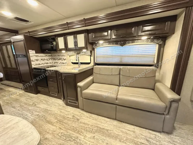 2018 Thor Motor Coach Hurricane 29M photo 39