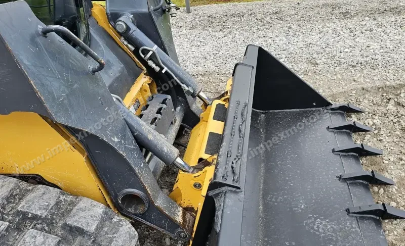 2016 John Deere 323E photo 23
