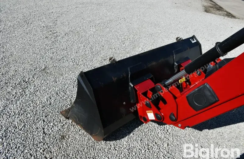2009 Case IH Farmall 105U MFWD photo 20