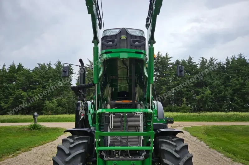 2017 John Deere 6130M MFWD photo 18