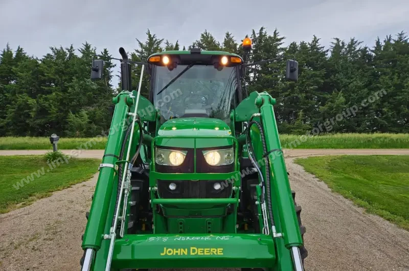2017 John Deere 6130M MFWD photo 9